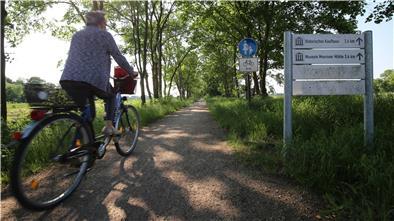 Auf dem alten Bahndamm der Butjenter Bahn ist ein Radweg zwischen Nordenham und Mitteldeich in Butjadingen übrig geblieben. Der wurde jetzt ausgebaut und zu einem Erlebnisradweg umgestaltet.