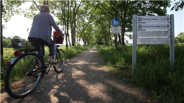 Auf dem alten Bahndamm der Butjenter Bahn ist ein Radweg zwischen Nordenham und Mitteldeich in Butjadingen übrig geblieben. Der wurde jetzt ausgebaut und zu einem Erlebnisradweg umgestaltet.