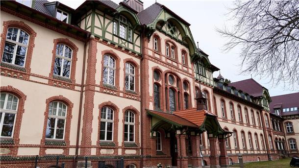 Schock in Kleinstadt: Mann gesteht zwei Gewalttaten Auf dem Areal mit Wohnungen in Beelitz-Heilstätten haben sich innerhalb einiger Tage zwei Gewaltverbrechen ereignet.