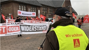 Auf dem Bahnhofsplatz in Oldenburg trafen sich die Braker Yazaki-Beschäftigten zu einer Demonstration.