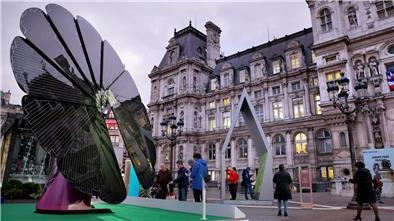 Auf dem Bahnhofsvorplatz wird mithilfe des Förderprogramms eine Solarblume errichtet. Das Foto zeigt ein ähnliches Modell in Paris. Die Blume bietet einerseits Schatten und produziert gleichzeitig elektrische Energie, die direkt vor Ort verwendet werden kann.