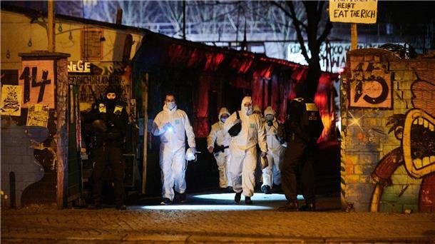 Der Druck auf die Ex-RAF-Terroristen steigt Auf dem Bauwagengelände sind nach LKA-Angaben zehn Menschen angetroffen und vorläufig festgehalten worden.