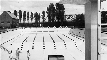 Auf dem Bild aus dem Jahr 1953 sind der Sprungturm und das 50-Meter-Becken sowie das damalige Maschinenhaus zu erkennen.
