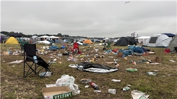Müll auf einem Festivalgelände.