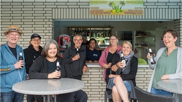 Männer und Frauen an einer Bar