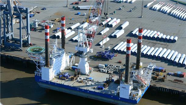 Ein Spezialschiff zum Aufbau von Windkraftanlage auf hoher See liegt an der Kaje
