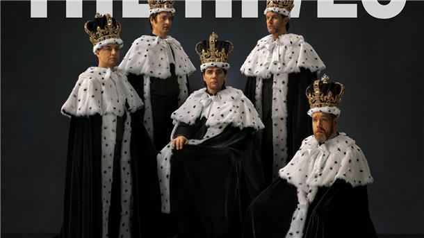 The Hives servieren einen „Volltreffer mitten ins Gesicht“ Auf dem Cover ihres neuen Albums „The Hives Forever Forever The Hives“ posieren „Howlin‘“ Pelle Almqvist und Co. als Könige mit Krone und (sicherlich falschem) Hermelinpelz.