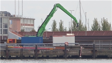 Auf dem Cuxhavener Lübbertkai ist es am Montag bei Kranarbeiten zu einem tödlichen Unfall gekommen.