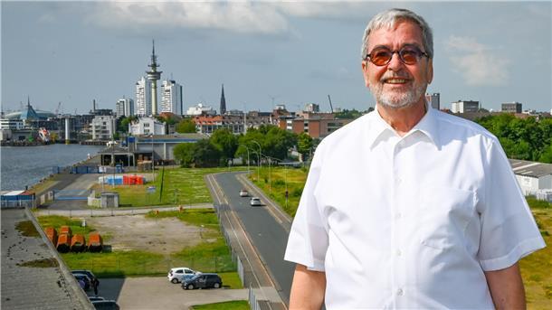 Petram investiert 40 Millionen Euro zum Auftakt des Werftquartiers Auf dem Dach seines Gebäudes an der Riedemannstraße 1 zeigt Dieter Petram, wo er anfängt zu bauen. Der erste Komplex entsteht direkt angrenzend auf der Grünfläche, wo früher das Verwaltungsgebäude der Werft stand.