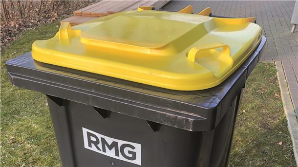 Auf dem Deckel einer Gelben Tonne zur Entsorgung von Verpackungsmüll sind Hinweise zur korrekten Nutzung zu lesen. Im Landkreis Rotenburg hat die Einführung der Behälter zu großen Problemen geführt.