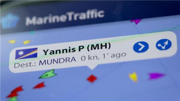 Auf dem Display eines Smartphones wird in der App „MarineTraffic“ die damals aktuelle Position des Öltankers „Yannis P“ angezeigt.