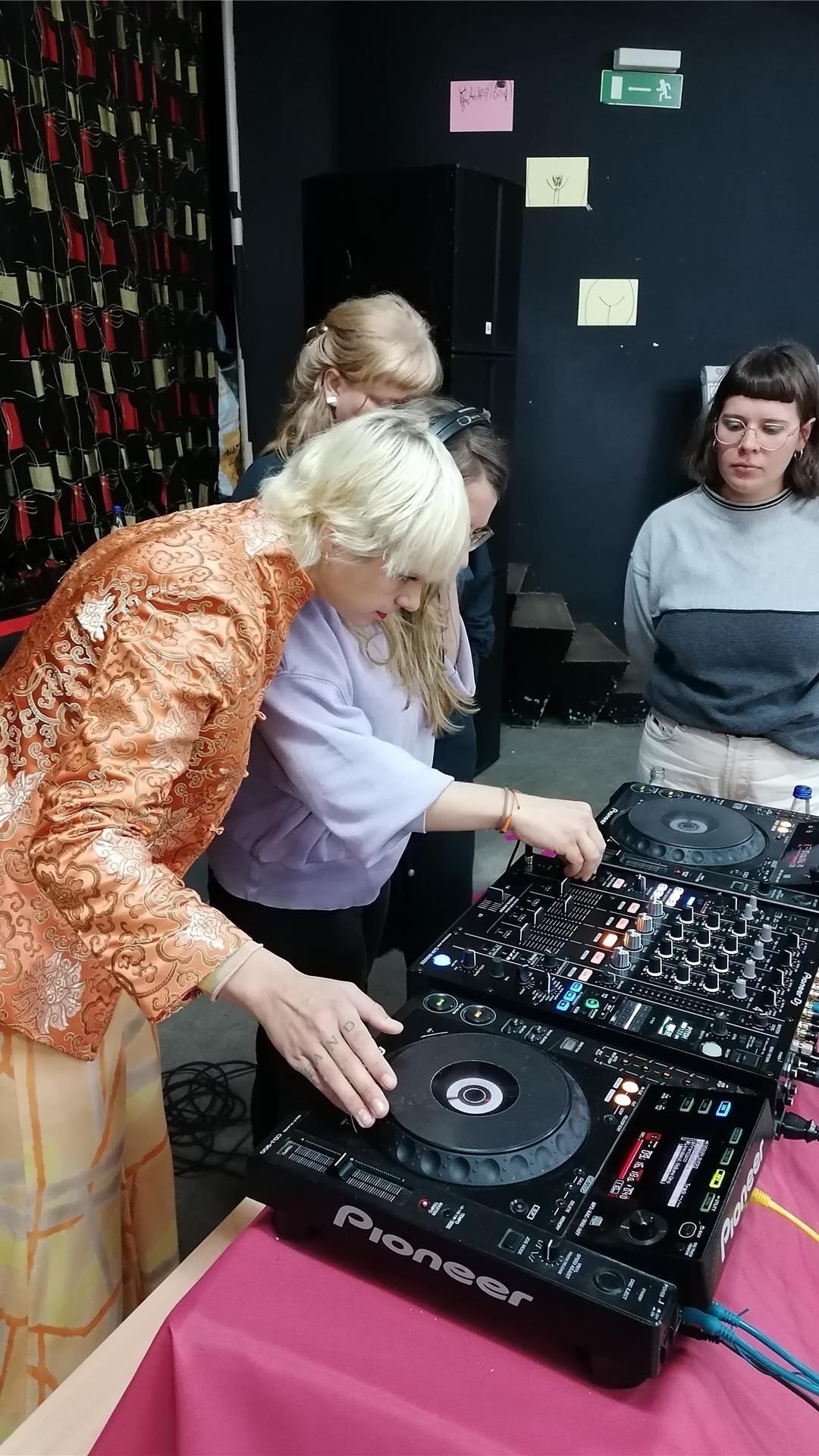 Auf dem DJ-Workshop der feministischen Woche in Bremerhaven zeigt DJ Lady Oelectric wie man Musik ineinander mischt. Sie ermutigt Frauen dazu, Hemmungen im Umgang mit Technik zu überwinden.