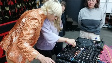 Auf dem DJ-Workshop der feministischen Woche in Bremerhaven zeigt DJ Lady Oelectric wie man Musik ineinander mischt. Sie ermutigt junge Frauen dazu, Hemmungen im Umgang mit der Technik zu überwinden.