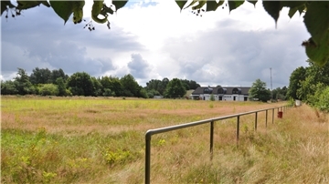Auf dem ehemaligen Sportplatz des ESV Bremerhaven direkt am Bürgerpark werden 20 Baugrundstücke erschlossen. Das Gebäude im Hintergrund war früher das Vereinsheim, heute ist es eine Kindertagesstätte.
