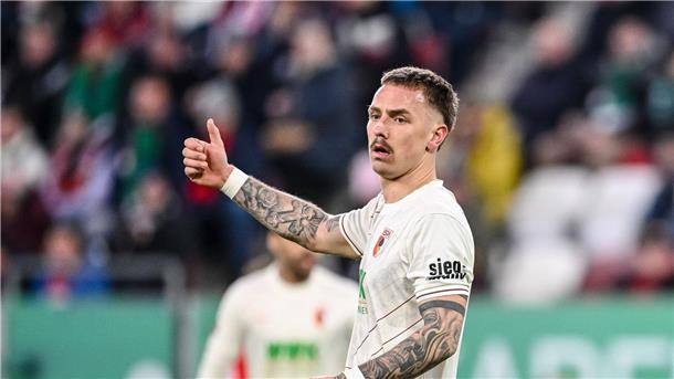 Auf dem Feld und im Bett: Augsburgs Philipp Tietz nutzt das Pflaster regelmäßig.