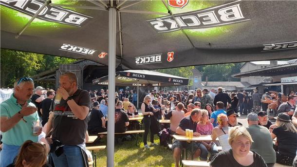 Auf dem Festivalgelände herrscht auch beste Biergartenatmosphäre.
