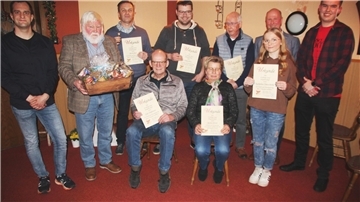 Auf dem Foto (von links): der neue 1. Vorsitzende Lukas Düwel, Akki Albers, Martin Roes, Heiko Kloss, Uli Krey, Thorsten Poppe, der neue 2. Vorsitzende Hanno Gooß sowie (vorn) Uwe Tiedemann, Marlies Wintje und Katharina Timoschenko.