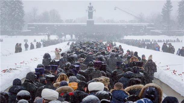 Auf dem Friedhof Piskarjowskoje in St.Petersburg sind Tote der Leningrader Blockade in Massengräbern beerdigt.