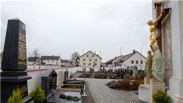 Auf dem Friedhof von Waidhofen liegen die Opfer von Hinterkaifeck begraben. In der Nacht zum 1. April 1922 wurden auf einem Einödhof bei Schrobenhausen sechs Menschen ermordet.
