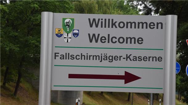 PFAS: Bundeswehr prüft Kontamination von Boden der Fallschirmjäger-Kaserne Das Foto zeigt das Eingangsschild zur Fallschirmjäger-Kaserne.