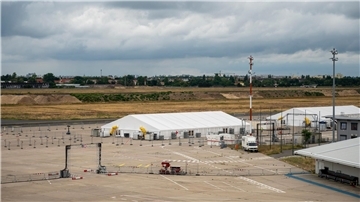 Auf dem Gelände des ehemaligen Flughafens Tegel steht das sogenannte Labor 5000 vom Deutschen Roten Kreuz (DRK). In der Zeltstadt, die mit Bundesmitteln finanziert wurde, können im Notfall bis zu 5000 Menschen leben.