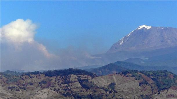 Tansania: Brand auf dem Kilimandscharo Auf dem Kilimandscharo ist ein Feuer ausgebrochen. Hier zu sehen: Ein Brand des Berges im Jahr 2020.