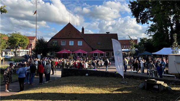 Ein Fest voller Leben: 300 Jahre St. Lamberti Auf dem Kirchenvorplatz wurde das 300-jährige Bestehen der Kirchengemeinde am Sonntag gefeiert.