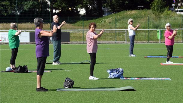 Schritt für Schritt zurück auf den Sportplatz Auf dem Kunstrasenplatz des SFL Bremerhaven haben die Sportlerinnen und Sportler unter Leitung von Trainerin Astrid Schulte am Hülse mit Abstand trainiert, wie dieses Archivbild aus dem Sommer 2020 zeigt.