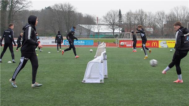 Heeslingens U23 bereitet sich intensiv auf Rückrundenstart vor Auf dem Kunstrasenplatz war das Training unabhängig vom Wetter jederzeit möglich.