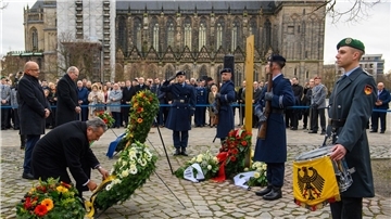 Auf dem Magdeburger Domplatz wird eine Stele zum Gedenken an das Reichsbanner und dessen Gründung in Magdeburg eingeweiht.