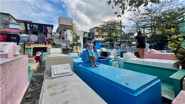 Auf dem Manila North Cemetery leben auch viele Kinder.