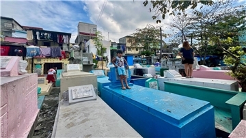 Auf dem Manila North Cemetery leben auch viele Kinder.