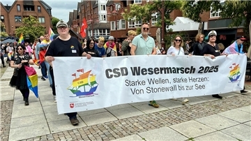 Umzug zum Christopher Street Day in Nordenham.