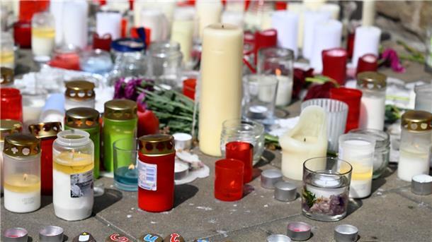 Ratingen: Handschriftlich verfasste Zettel gefunden Auf dem Marktplatz vor der Kirche in Ratingen wird der Opfer gedacht.