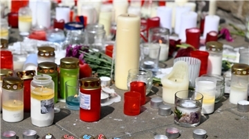 Auf dem Marktplatz vor der Kirche in Ratingen wird der Opfer gedacht.