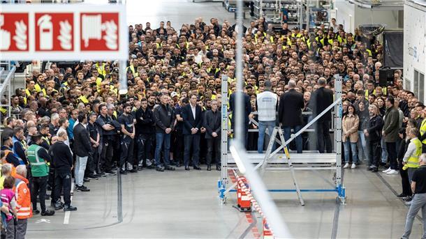Auf dem Mercedes-Benz-Werksgelände in Sindelfingen findet eine Schweigeminute für die Opfer statt.