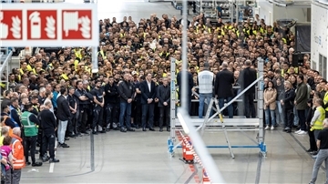 Auf dem Mercedes-Benz-Werksgelände in Sindelfingen findet eine Schweigeminute für die Opfer statt.