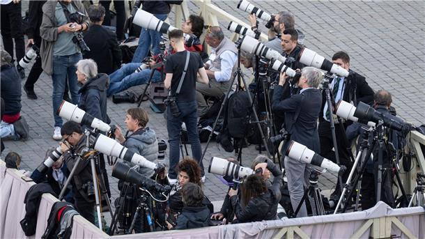 Auf dem Petersplatz warten Journalistinnen und Journalisten gespannt auf das erste Rauchzeichen aus der Sixtinischen Kapelle.