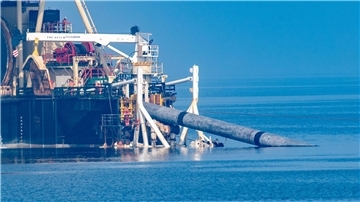 Auf dem Pipeline-Verlegeschiff „Castoro 10“ vor dem Strand von Lubmin bauen Fachleute an der Anbindungspipeline des umstrittenen Rügener Flüssigerdgas LNG-Terminal in Mukran.