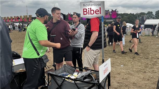 Auf dem Platz gibts Bibeln