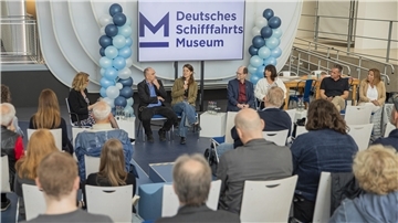 Auf dem Podium diskutierten (von links) Miriam Hollstein (Chefreporterin, Stern), Jens Michael Priess (Skuld), Hannah Gerlach (Seefahrerin), Matthias Ristau (Deutsche Seemannsmission), Scarlett Kleine-Kampmann (Hafenärztin), Markus Wichmann (ITF/ver.di) und Wiebke Petersen (Verband Deutscher Reeder). 