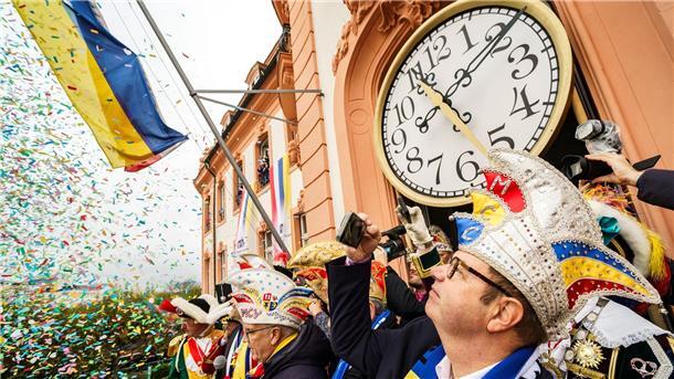 Auf dem Schillerplatz feierten an die 9.000 Närrinnen und Narren bei frischem Wetter. 
