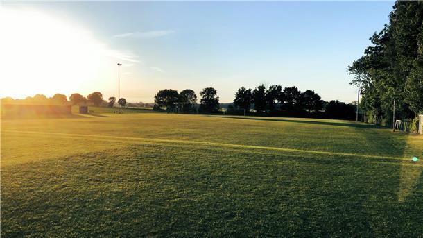 Auf dem Sportplatz in Blickrichtung Rockstedt. Hinter den Flutlichtmasten sollen acht Windkraftanlagen gebaut werden