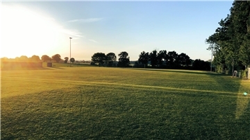 Auf dem Sportplatz in Blickrichtung Rockstedt. Hinter den Flutlichtmasten sollen acht Windkraftanlagen gebaut werden
