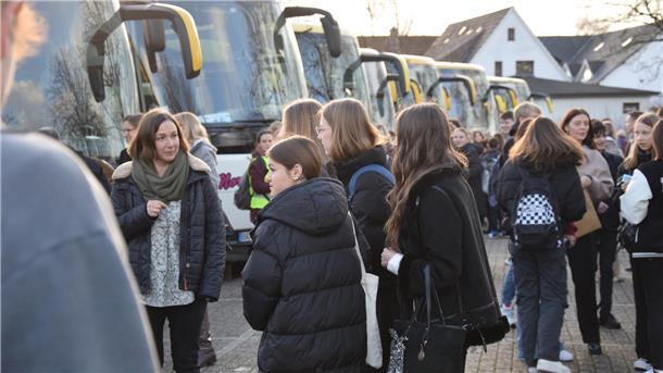 Auf dem Störtebekerbad war gestern Nachmittag einiges los: 13 Reisebusse standen dort für einen Schulausflug nach Hamburg bereit. vier weitere Busse fuhren vorm Gymnasium ab.
