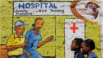 Auf dem Wandgemälde in Nairobi wird auf HIV und AIDS aufmerksam gemacht.