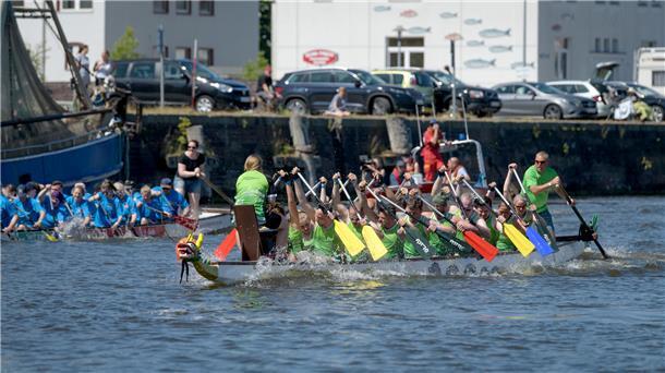 Auf dem Wasser mussten die Teams alles geben, angefeuert jeweils durch einen Tro...