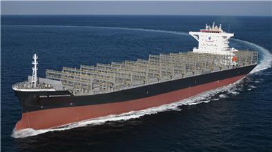 Ein unbeladenes Containerschiff auf dem Meer