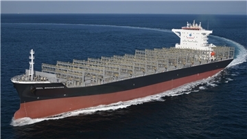 Ein unbeladenes Containerschiff auf dem Meer