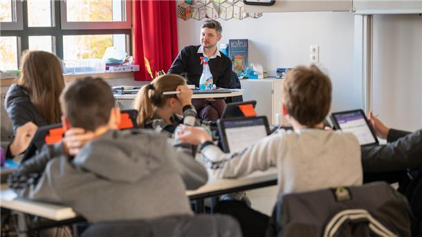 Digitaler Matheunterricht mit Lehrer Jakob Schröder an der Heinrich-Heine-Schule